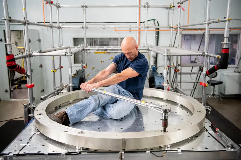 Technik Ryan Fischer při přípravné práci na vibrační testy pro PACE v Goddardově vesmírném letovém středisku NASA