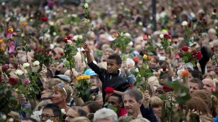 V Oslu se sešlo na sto tisíc lidí k uctění obětí tragédie