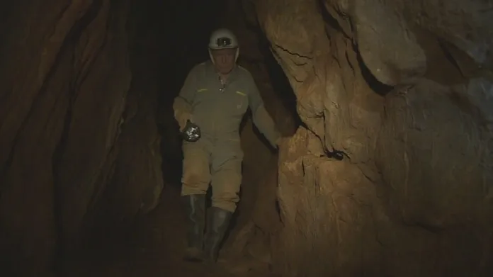 Jeskyně je dlouhá třicet metrů a lze se v ní postavit