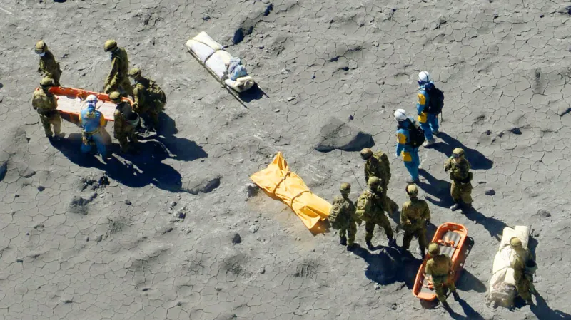 Pátrání po obětech výbuchu sopky Ontake