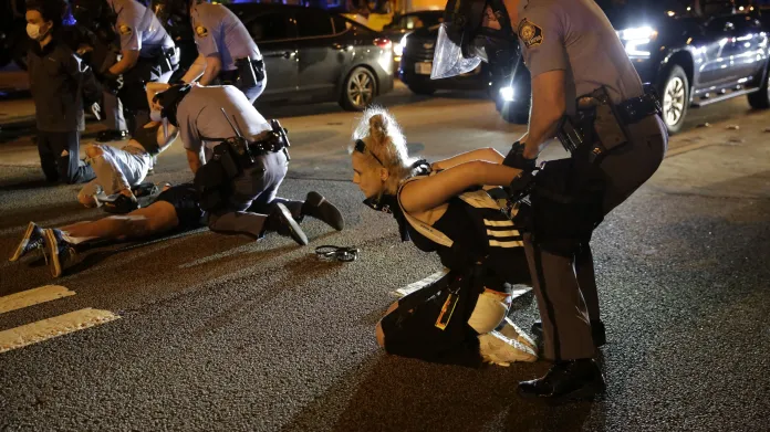Policie zasahuje proti demonstrantům v Atlantě