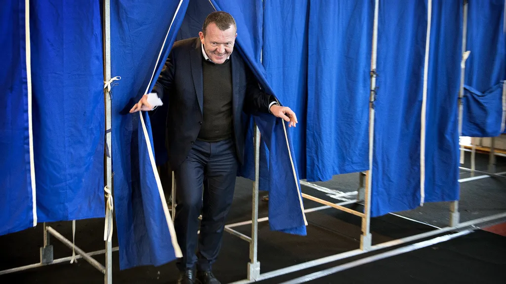 Lars Lökke Rasmussen v hlasovací místnosti