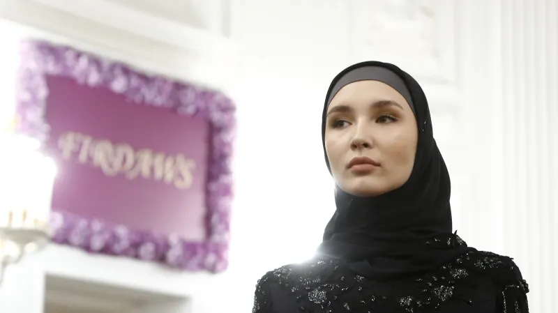 Modelka během přehlídky módního domu Firdaws, který vede Aišat Kadyrovová, dcera hlavy Čečenské republiky Ramzana Kadyrova, na Mercedes-Benz Fashion Week Russia v ruské Moskvě (2017)