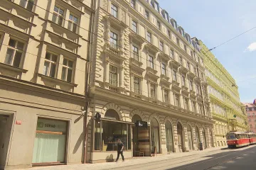 Policisté přes dva roky sledovali lidi, auta i konspirační byty. Kauza dopravního podniku zblízka