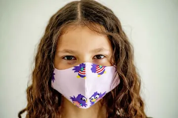 Malé děti neumí rozpoznat emoce u lidí s rouškami