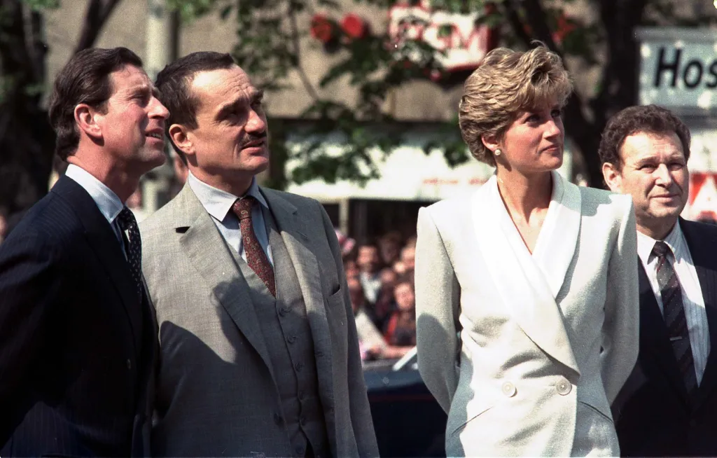 Britský následník trůnu princ Charles (vlevo), kancléř ČSFR Karel Schwarzenberg a princezna Diana si prohlížejí pomník (sochu) sv. Václava během procházky na Václavském náměstí 6. 5. 1991