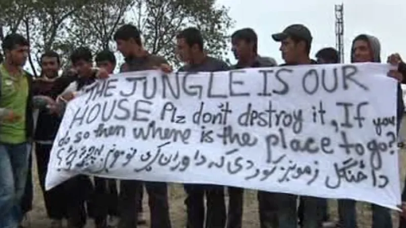 Protest nelegálních přistěhovalců u Calais