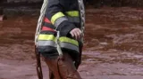 Maďarský hasič se brodí kalem z hliníkárny