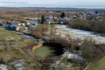 V Chorvatsku se objevují desítky obrovských hlubokých děr, jde o následky zemětřesení