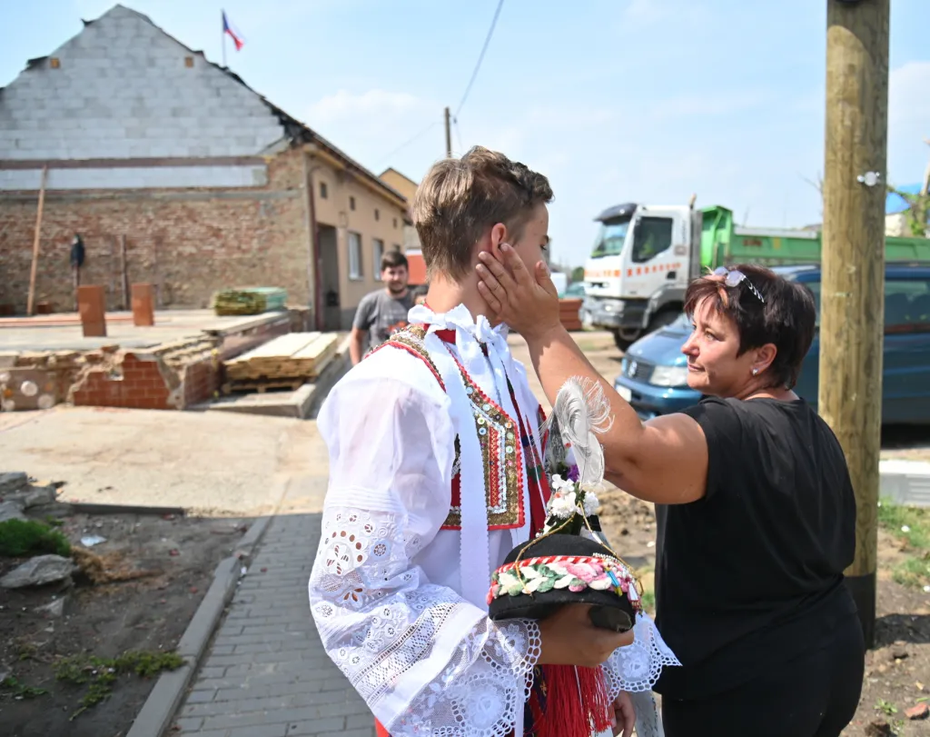 Petr Ondrák odchází na tradiční Svatojakubské hody v Moravské Nové Vsi. Za ním je prázdný prostor, kde stál dům jeho rodiny. O několik týdnů dříve jej zničilo tornádo a musel být stržen