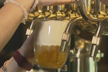 Na povinné kontroly se připravují restaurace i jejich hosté. Pro neočkované je problém i placení testů