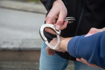 Muž vybíral zálohy na stavební materiál, peníze si ale nechal. Obžaloba ho viní z 58 podvodů