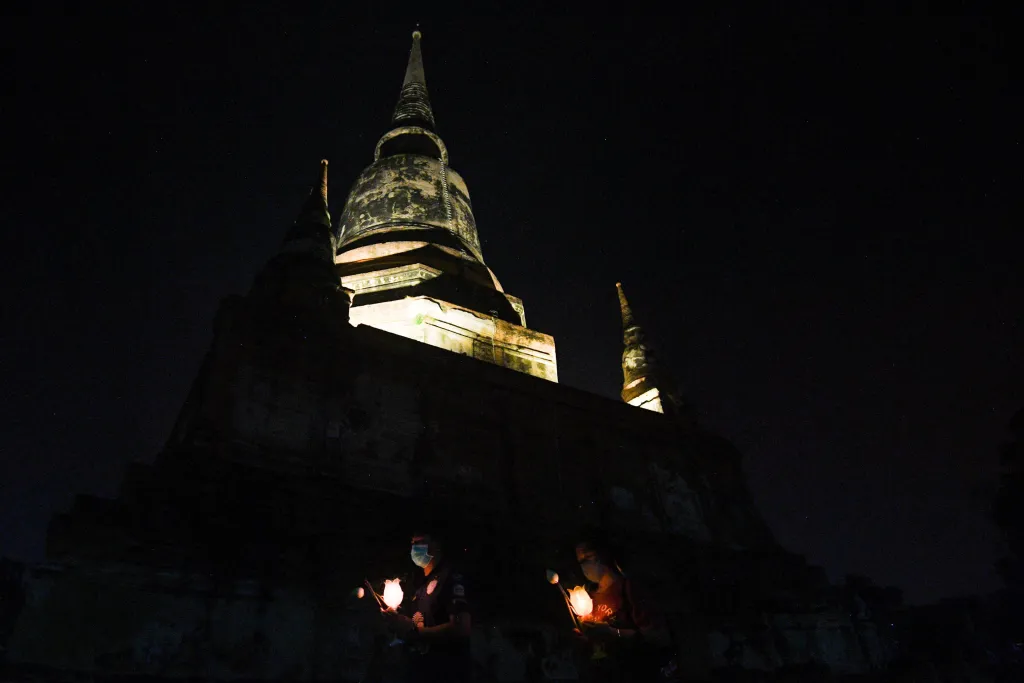 Tisíce svíček přivítaly východ slunce. Thajští buddhisté oslavili svátek Mágha Púdžá