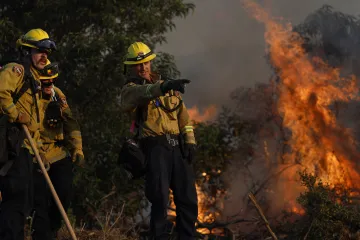 Kalifornští hasiči zápolí s rozsáhlým lesním požárem nedaleko Los Angeles