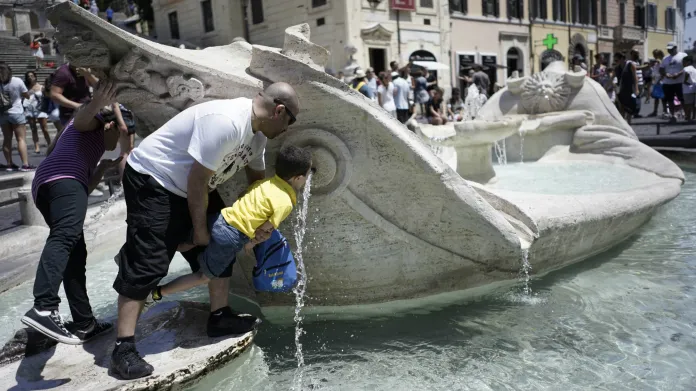 Vedra sužují i turisty v Římě