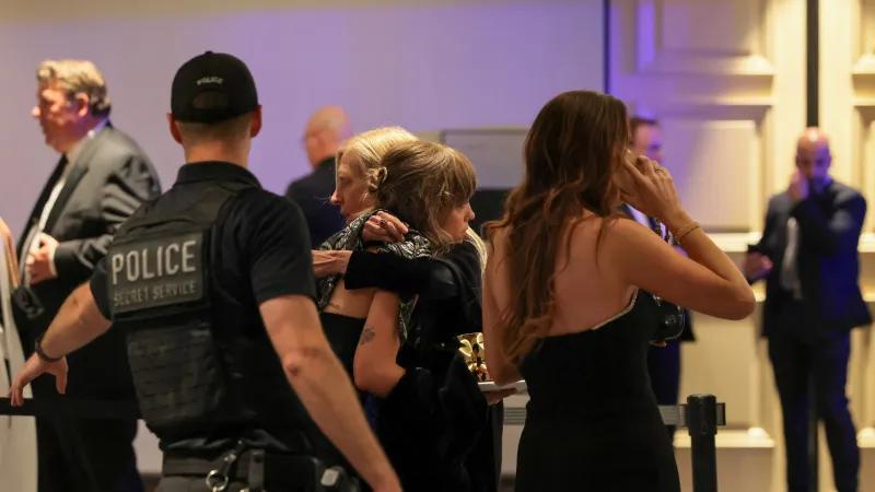 Hosté a bezpečnostní složky po střelbě, k níž došlo během každoroční večeře Asociace korespondentů Bílého domu ve Washingtonu, D.C., USA, 25. dubna 2026