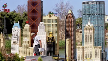 Pohled na miniaturu New Yorku v Legolandu v Carlsbadu v Kalifornii. Scéna je součástí kalifornského Legolandu a bylo na ní použito kolem 20 milionu kostiček. Park za 130 milionu dolarů je otevřen od 20. března 1999.