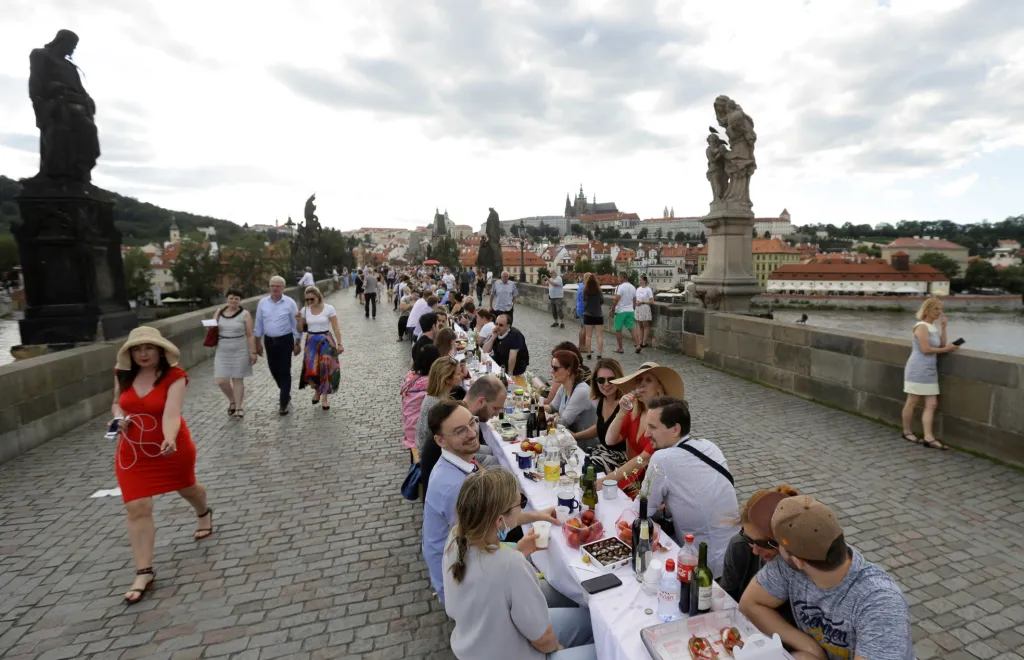 Architektonická ikona české historie Karlův most se loučí s koronavirem. Za pět set metrů dlouhý stůl usedly stovky lidí, kteří si společně dali jídlo a ukončili tak symbolicky koronavirovou vlnu