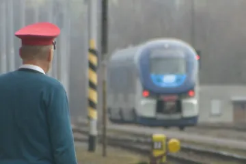 Trať v Domažlicích potřebuje zmodernizovat. Desítky lidí nechtějí, aby nová kolej vedla přes jejich pozemky