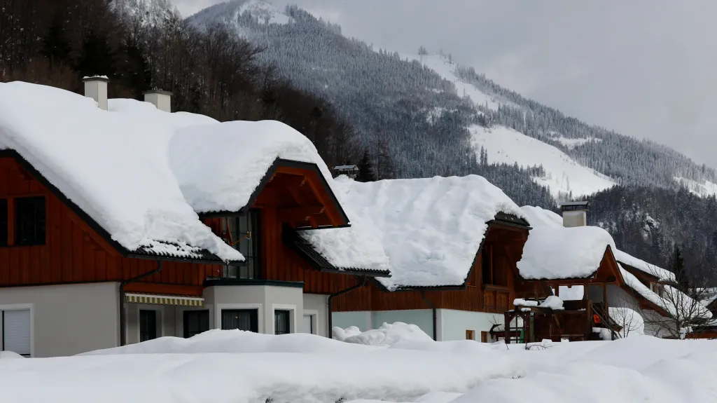 Hasiči v Německu a Rakousku bojují s přívaly sněhu