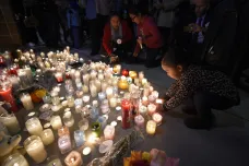 Žal, zlost a tisíce svíček. Lidé uctili památku obětí střelby v San Bernardinu