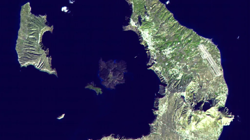 Santorini dodnes ukazuje erupci starou 3600 let. Uprostřed snímku je zbytek kaldery