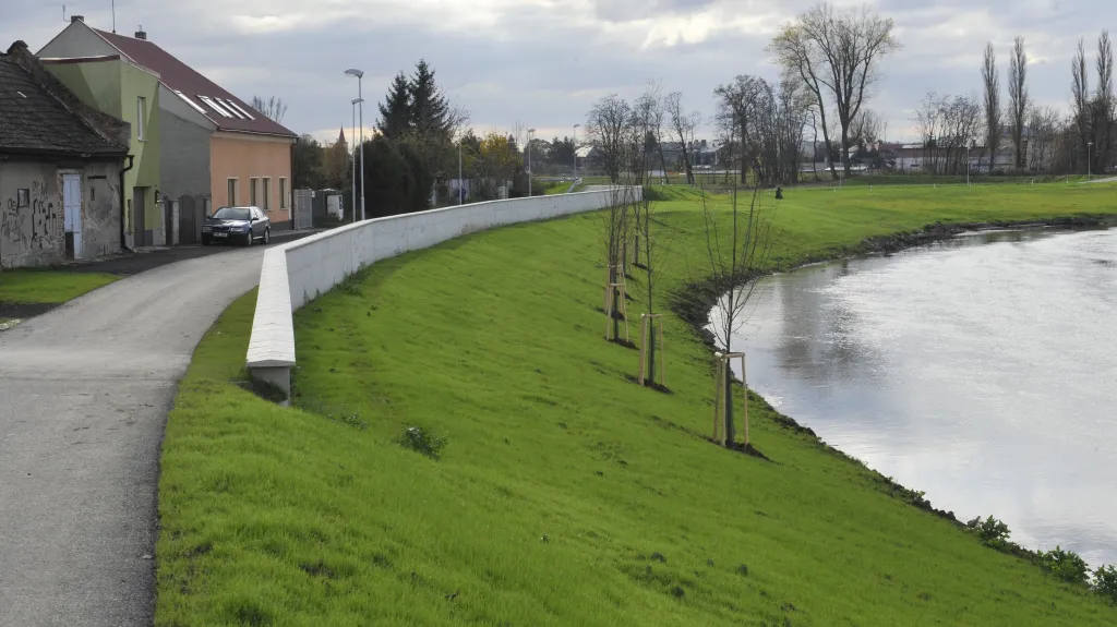Protipovodňová hráz na řece Moravě