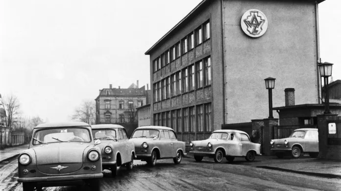 První trabanty před továrnou ve Zwickau v roce 1958