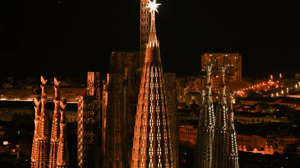 Světelná hvězda na věži baziliky Sagrada Família