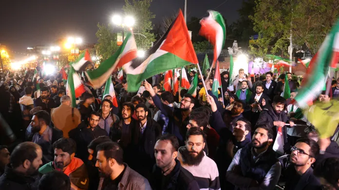 Íránci nadšeně reagují na zprávy o útoku na Izrael