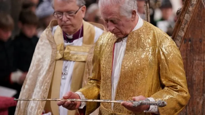 Král Karel III. třímá ceremoniální meč,  Autor: Victoria Jones,  Zdroj: Reuters