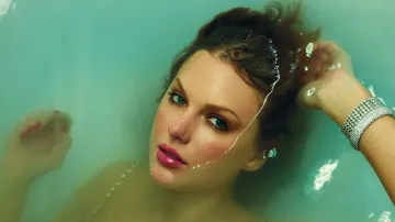 Taylor Swiftová na přebalu alba The Life of a Showgirl