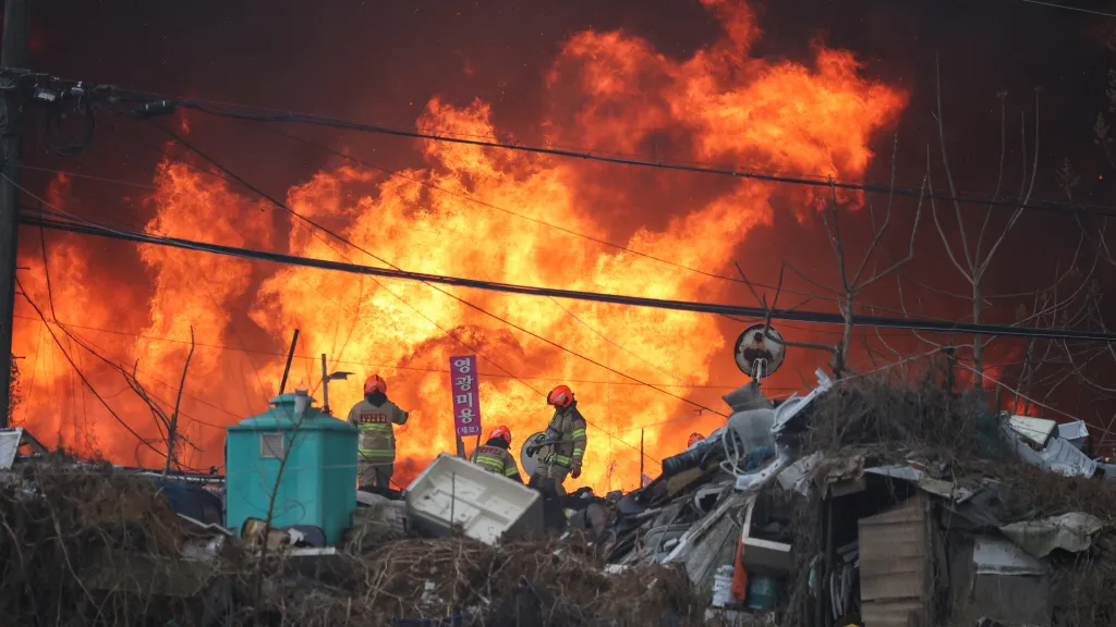 Jihokorejští hasiči likvidují požár v Soulu