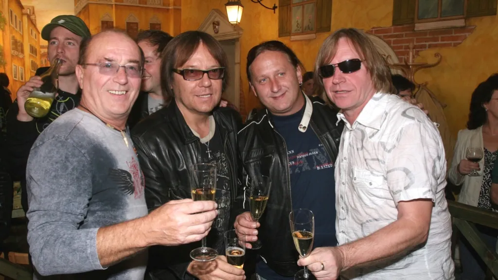 Členové kapely Olympic v roce 2007 (Peroutka druhý zprava)