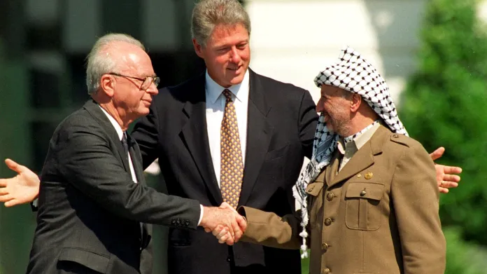 Izraelský premiér Jiccchak Rabin a Šéf OOP Jásir Arafat