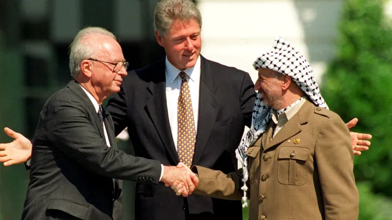 Izraelský premiér Jiccchak Rabin a Šéf OOP Jásir Arafat