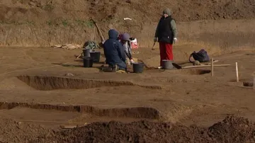 Archeologové odkrývají pravěké pohřebiště