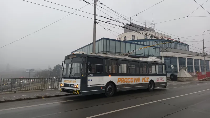 Do brněnských ulic vyjel speciální trolejbus, který nanáší na troleje směs proti namrzání, 23. ledna 2026, Brno