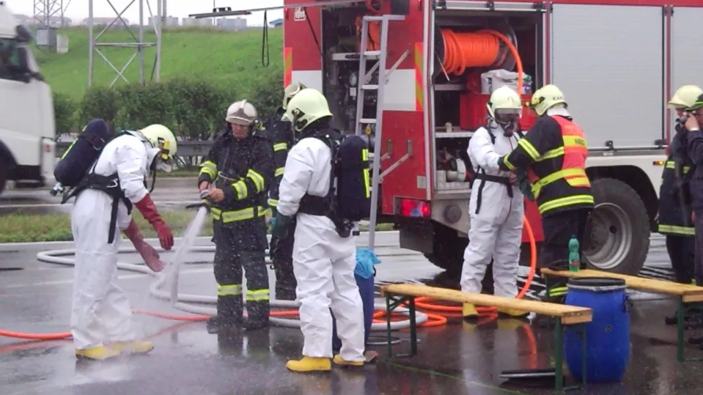 Hasiči uzavřeli benzínovou stanici kvůli uniklé pryskyřici