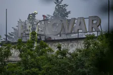Ve Vratislavicích na Liberecku hoří pivovar, dva hasiči se při zásahu zranili