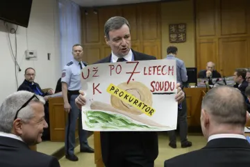 Soud začal řešit druhou korupční větev: Rath si stěžoval na hlemýždí tempo, Kottovi korupci popřeli
