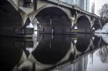 Situace v Praze je pro převozníky nadmíru výtečná, vtipkovala TOP 09 kvůli zavření Libeňského mostu