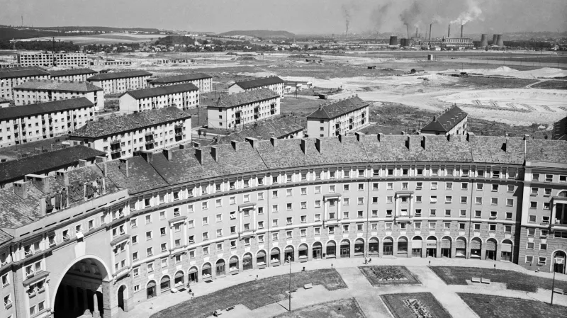 Pohled na dům Oblouk a vznikající zástavbu v Porubě v roce 1958