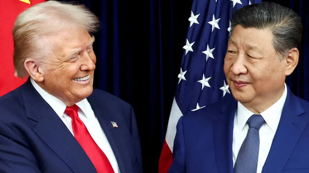 Prezident USA Donald Trump a čínský prezident Si Ťin-pching při setkání na summitu APEC 30. října 2025