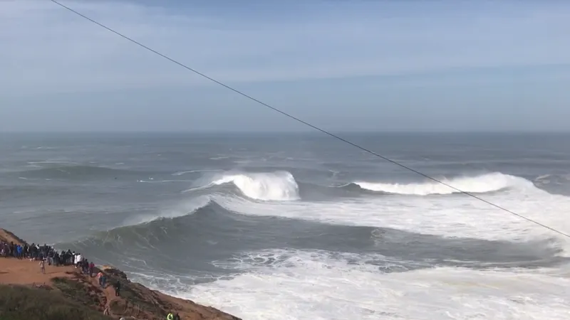 Obří vlny v Nazaré ze dne 25. února 2022