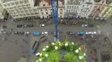 Pohled z jeřábu na zvon a náměstí Republiky v Plzni