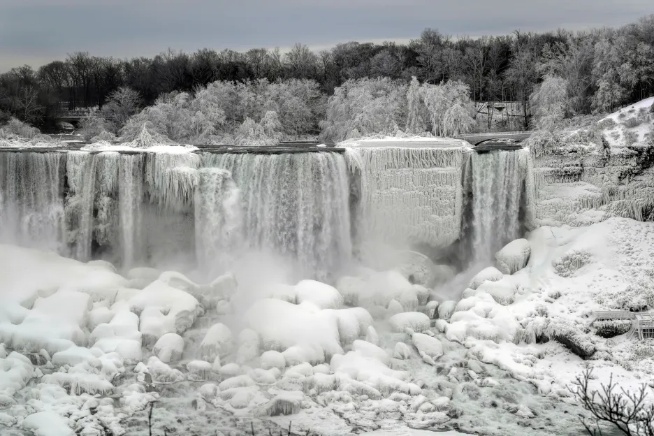 Zamrzlé Niagarské vodopády v New Yorku z kanadské strany