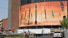 Billboard s íránskými raketami v Teheránu