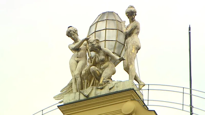 Sochy na střeše hotelu Šroubek - Evropa