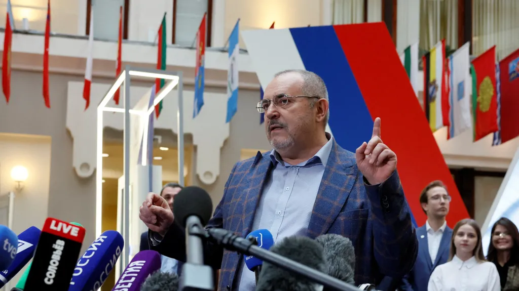 Boris Naděždin před úřadem ruské volební komise